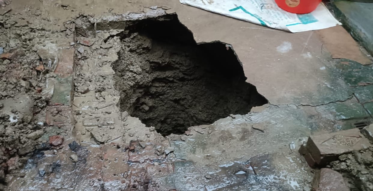 Kanpur Ground suddenly splits open young woman falls into pit formed in courtyard rescue operation underway