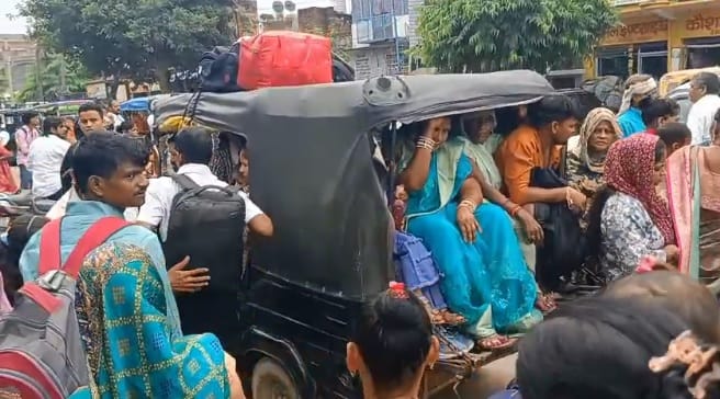 भगत सिंह चौराहा और बेला रोड पर उमड़ी भारी भीड़