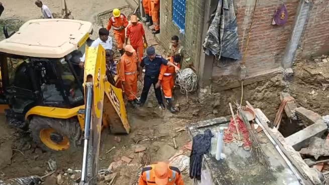 जमीन धंसने से गड्ढे में समाई युवती, एनडीआरएफ-एसडीआरएफ का रेस्क्यू ऑपरेशन जारी