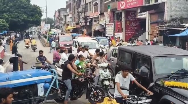 रक्षाबंधन पर बाजारों में उमड़ी भीड़
