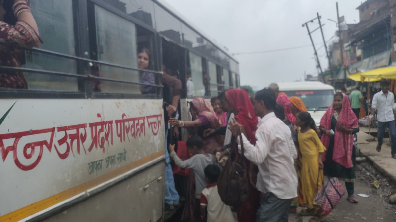 रक्षाबंधन पर रोडवेज बसों में भारी भीड़