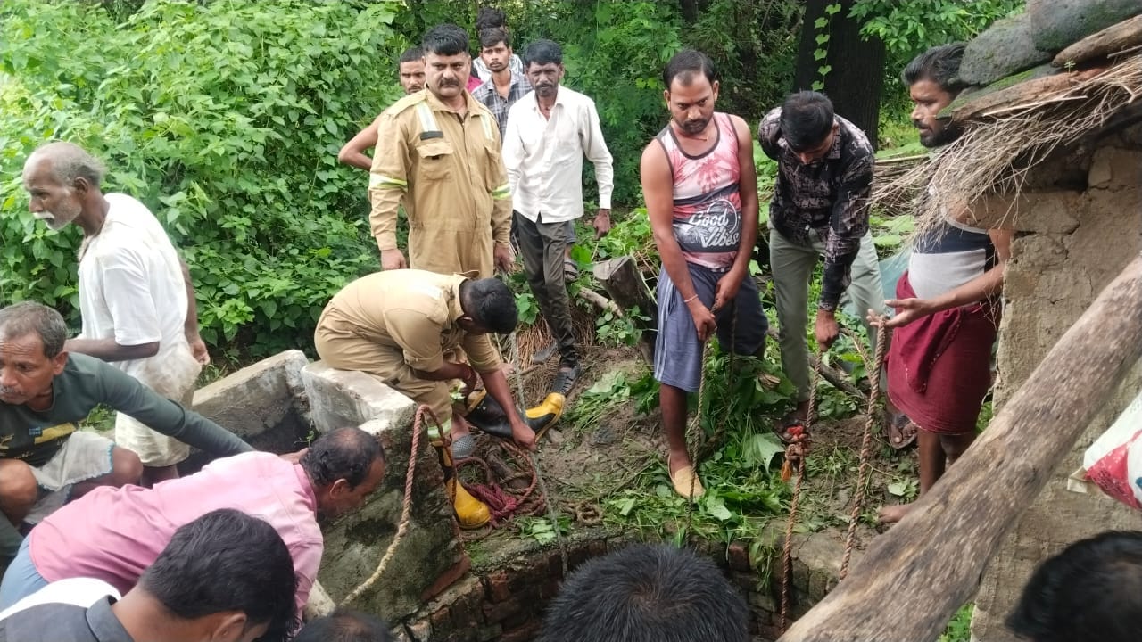 घटनास्थल पर जांच करती पुलिस
