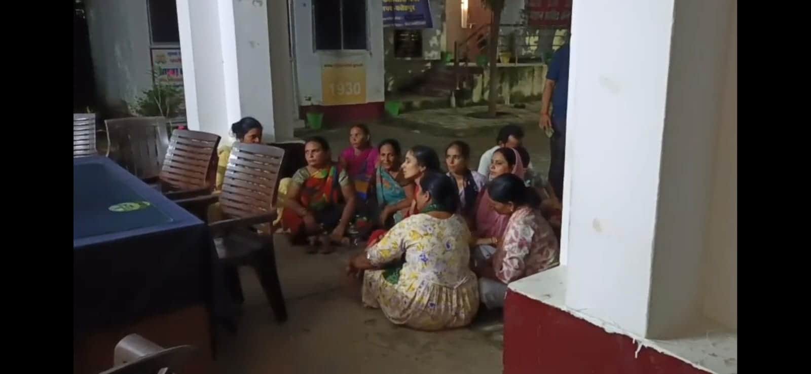 कोतवाली में धरने पर परिजन
