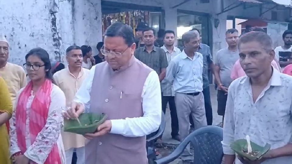 CM Pushkar Singh Dhami ate tikki at Lohiahead Khatima