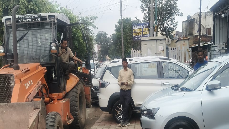 Car Dealer Fined Rs 30,000 for Discharging Wash Water and Litter on Road in Agra UP