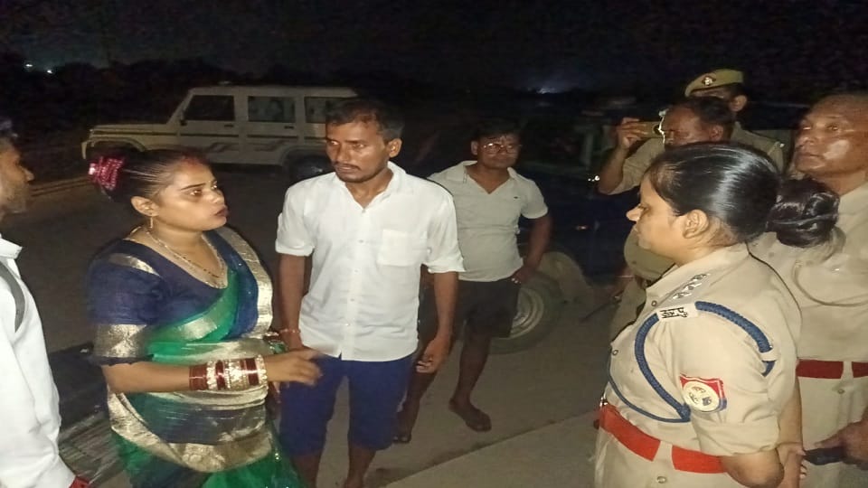 माैके पर जानकारी करती पुलिस।