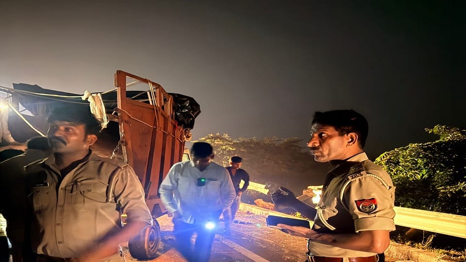 22 Passengers Injured as Truck Hits Pickup on Southern Bypass in Agra UP