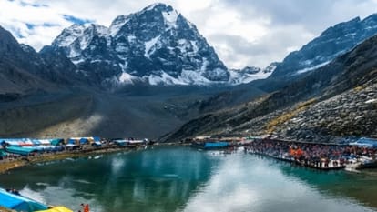 मणिमहेश पर्वत और पवित्र डल झील।