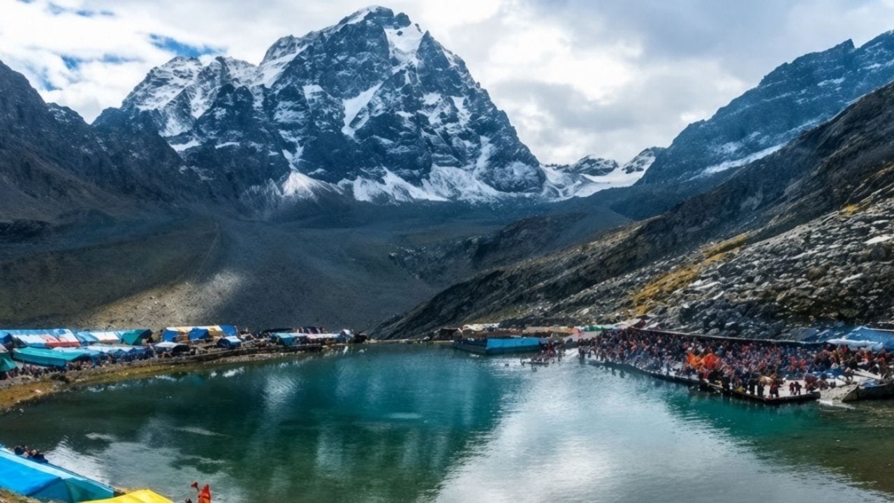 मणिमहेश पर्वत और पवित्र डल झील।