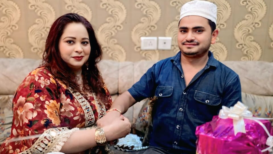 मुस्लिम भाई को राखी बांधती पारुल