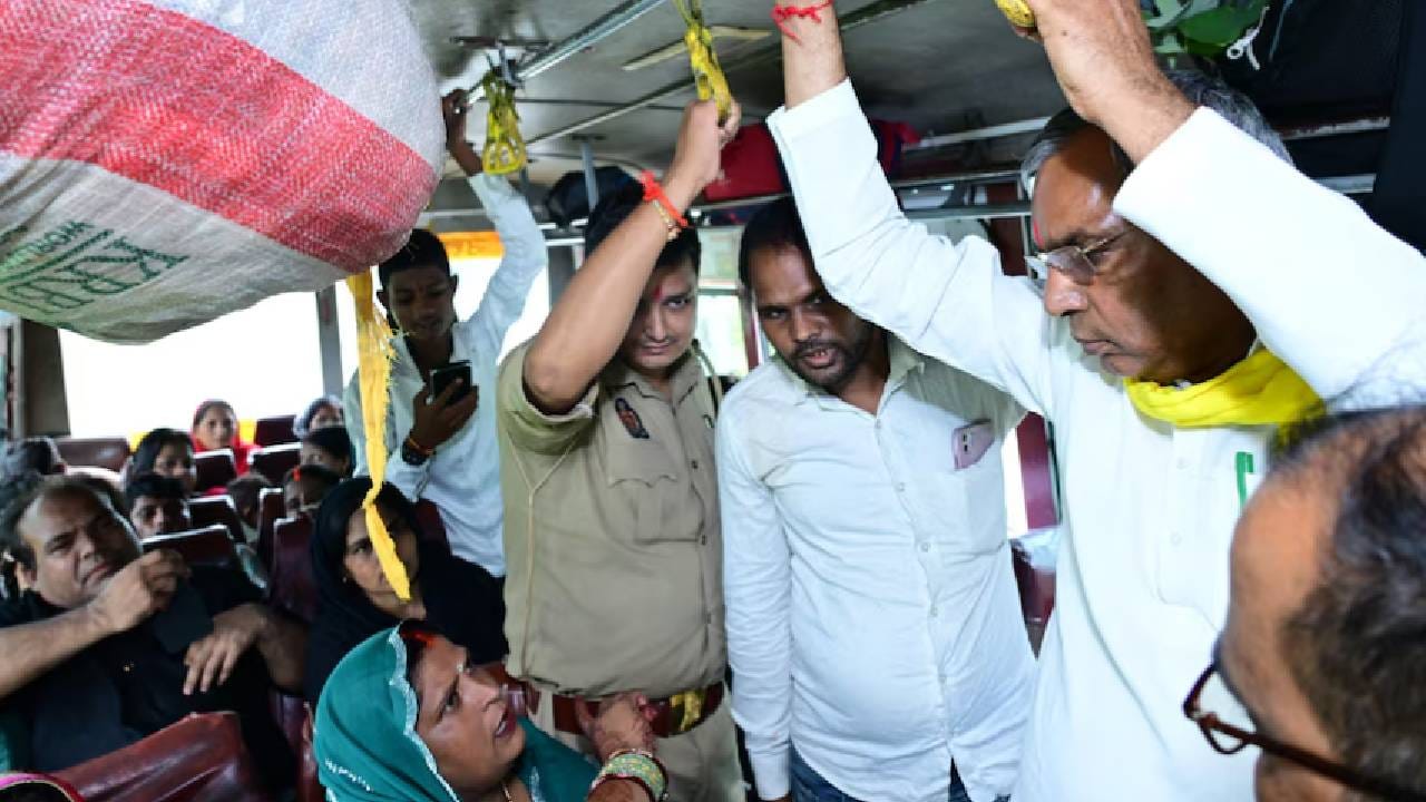 मंत्री ओपी राजभर पहुंचे बस में।