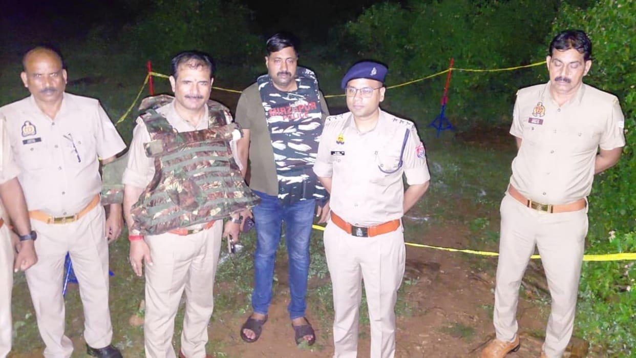 Encounter in Mirzapur Police fire history-sheeter fleeing with robbery loot arrested and sent to hospital