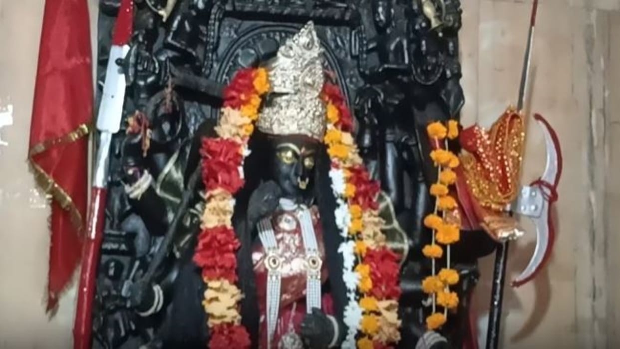 Umaria: ‘Paath Ki Rakhi’ Offered to Maa Birasani on Raksha Bandhan, Devotees Pray for Peace and Prosperity