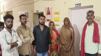 अस्पताल के बाहर मौजूद परिजन