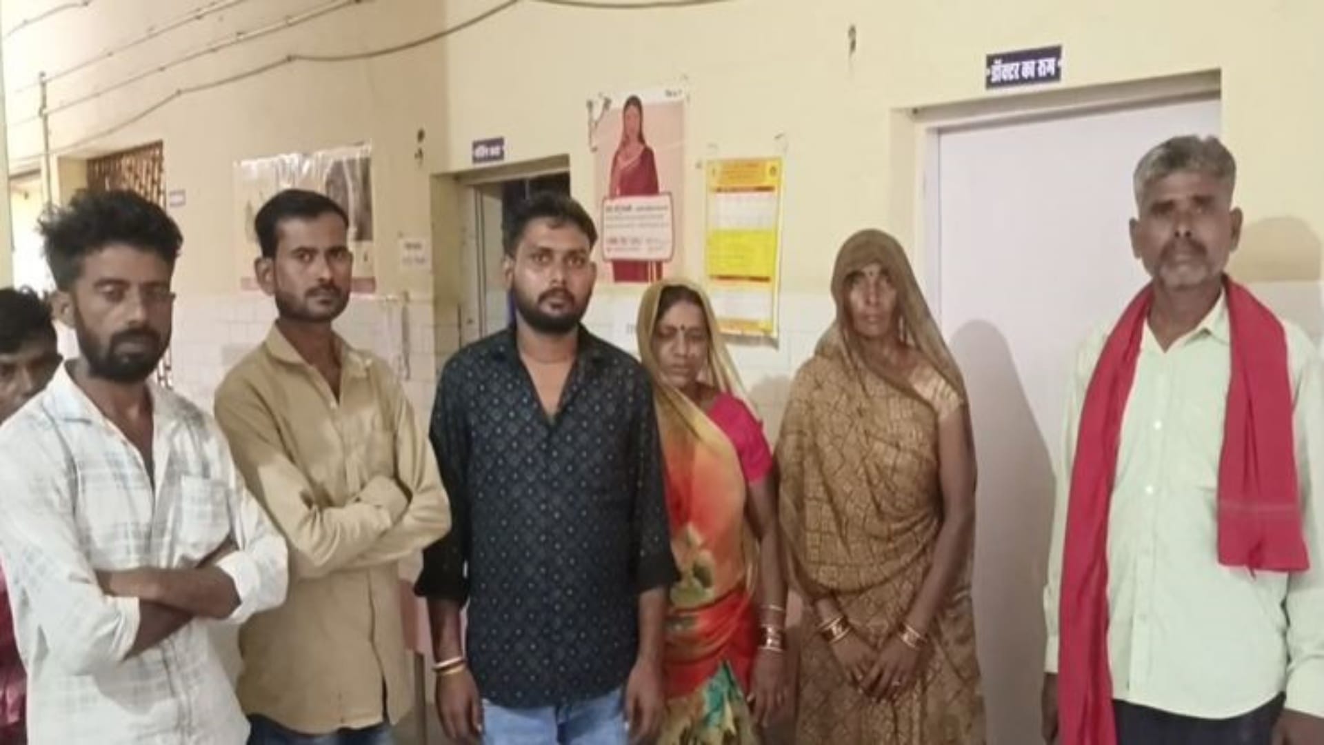 अस्पताल के बाहर मौजूद परिजन