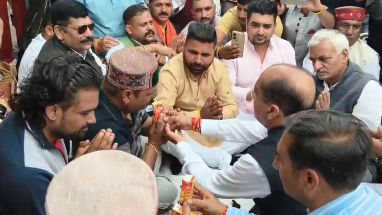 नेता प्रतिपक्ष जयराम ठाकुर जूस पिलाकर अनशन तुड़वाते हुए।