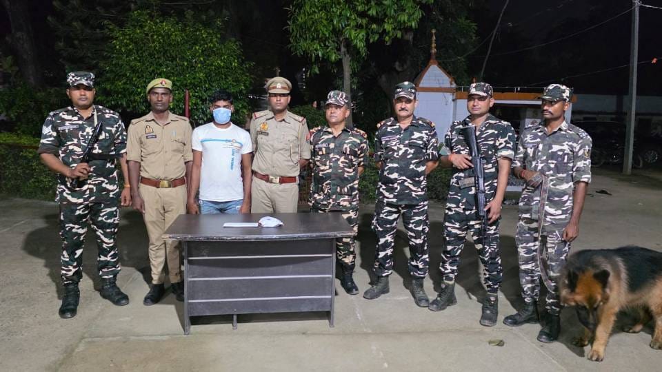 पुलिस गिरफ्त में आरोपी युवक।