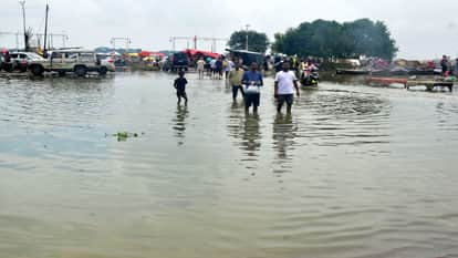 प्रयागराज में गंगा का जलस्तर तेजी से बढ़ रहा है।