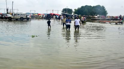 प्रयागराज में गंगा का जलस्तर तेजी से बढ़ रहा है।