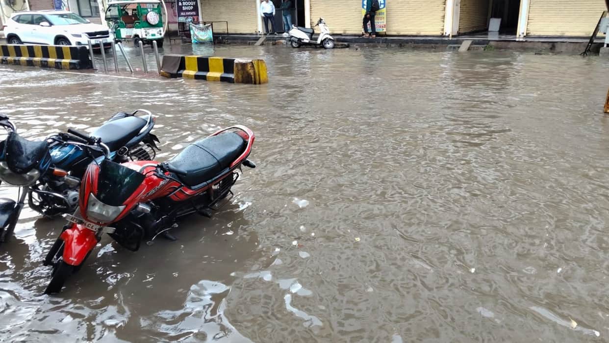 Traffic jams dot the path of celebration; rain slows down vehicles on Raksha Bandhan