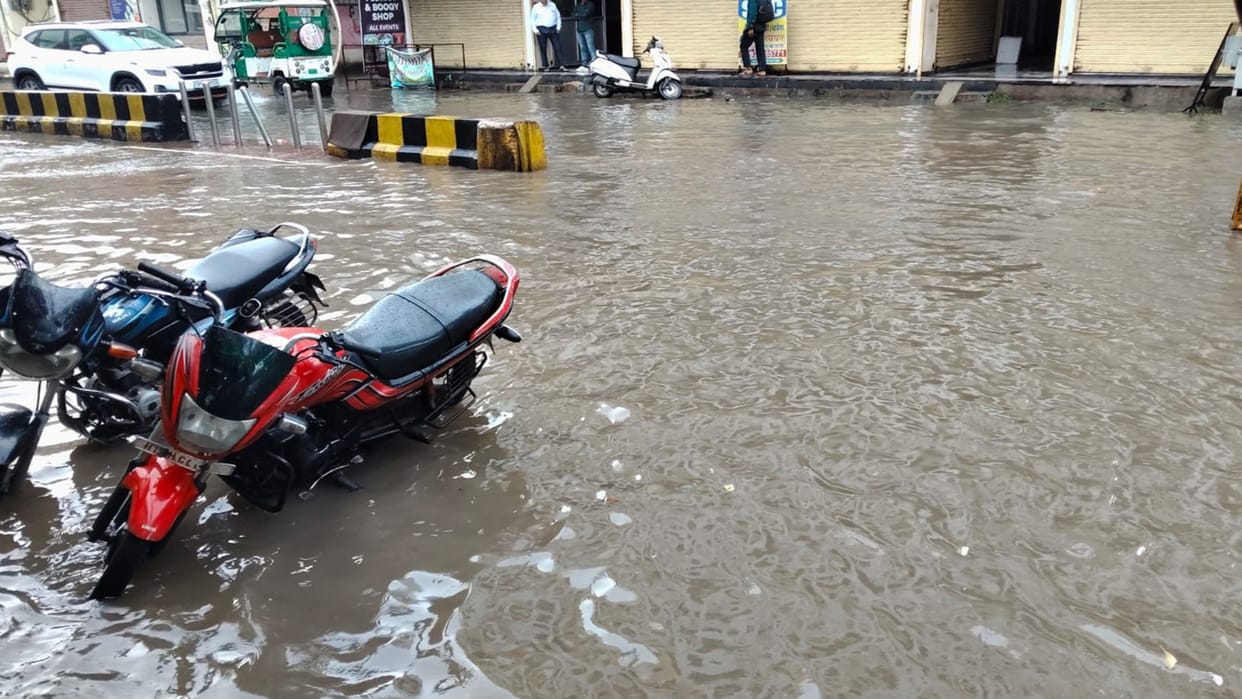 Traffic jams dot the path of celebration; rain slows down vehicles on Raksha Bandhan