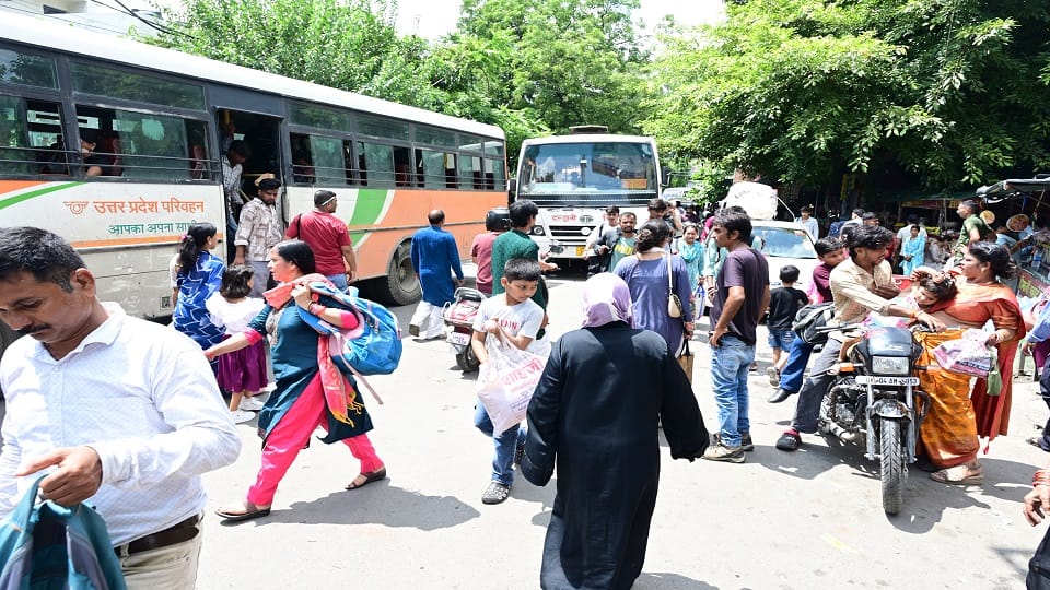रक्षाबंधन के अवसर पर रोड वेज बस स्टेशन में खड़े  यात्री।