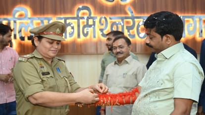 रक्षा बंधन पर कैबिनेट मंत्री नंद गोपाल गुप्ता नंदी ने महिला पुलिसकर्मियों से राखी बंधवाई।