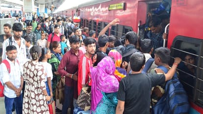 Crowded Trains and Buses Leave Passengers Struggling During Raksha Bandhan Agra UP