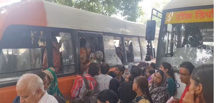 Raksha Bandhan Travel Turns Chaotic: Passengers Fight for Seats, Hang from Train and Bus Doors