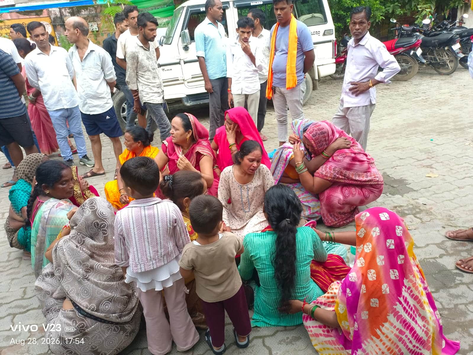 रोती और सदमे में बच्चे की मां संध्या