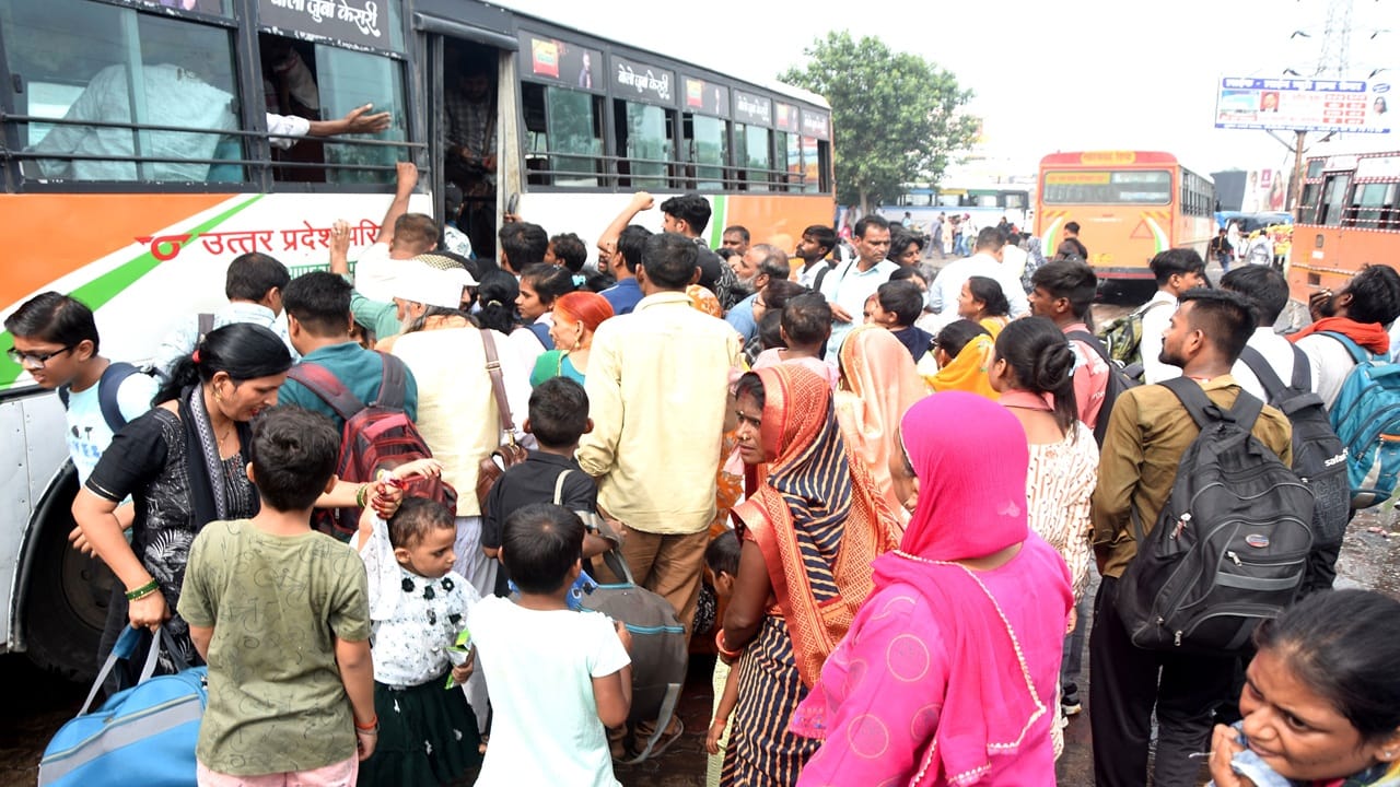 रोडवेज बस में चढ़ते यात्री