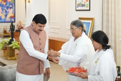 सीएम को बहनों ने बांधी राखी