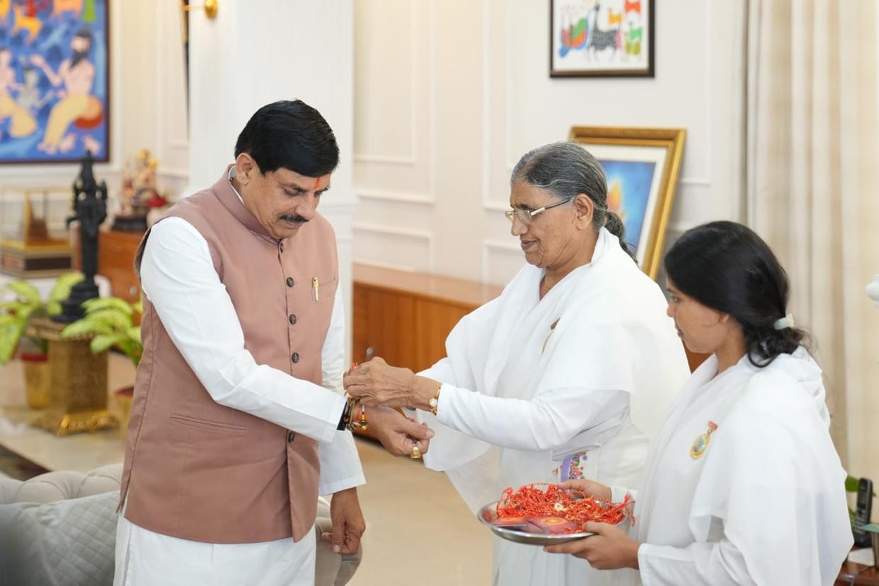 Sisters tied Rakhi to Chief Minister Yadav and invited him to a seminar in Mount Abu.