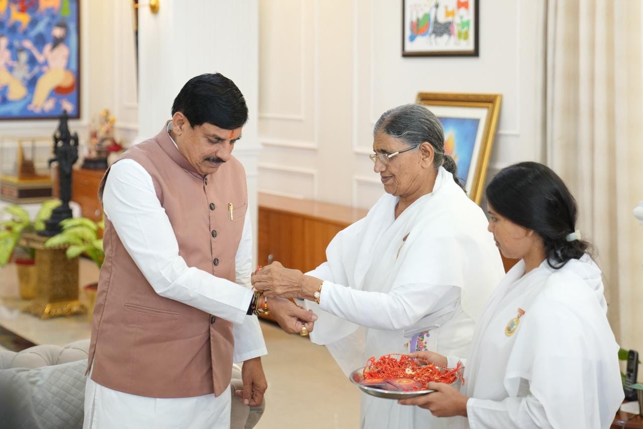 सीएम को बहनों ने बांधी राखी