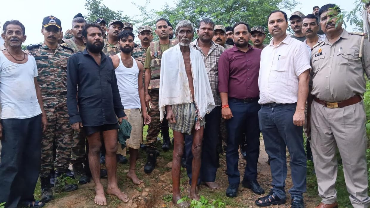 Jhansi: Four fishermen trapped in the river's strong current saved their lives by climbing a tree