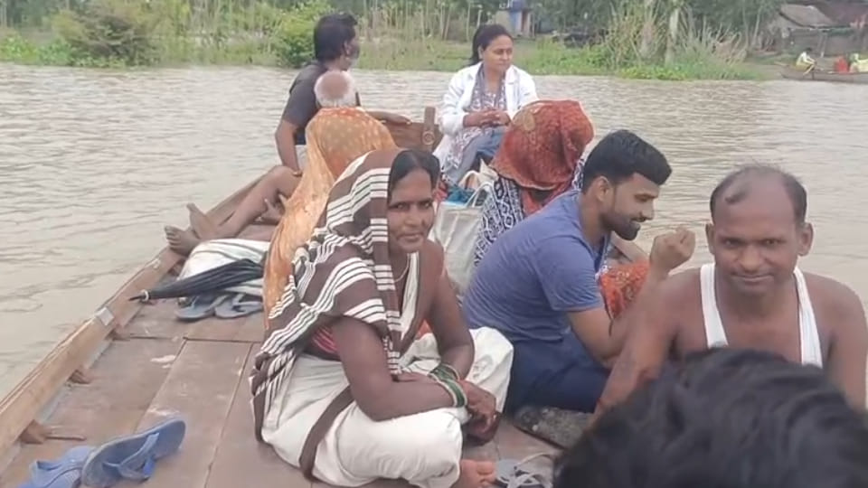 दो गर्भवतियों को नाव से गांव के बाहर पहुंचाया गया