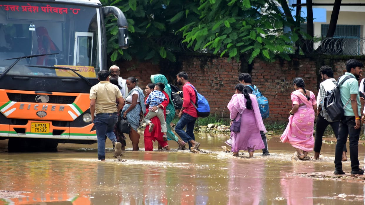Crowds at the bus station in the morning, relief by afternoon, and a bustle of activity again by evening
