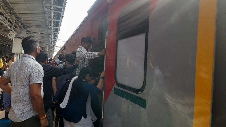 Raksha Bandhan Travel Turns Chaotic: Passengers Fight for Seats, Hang from Train and Bus Doors