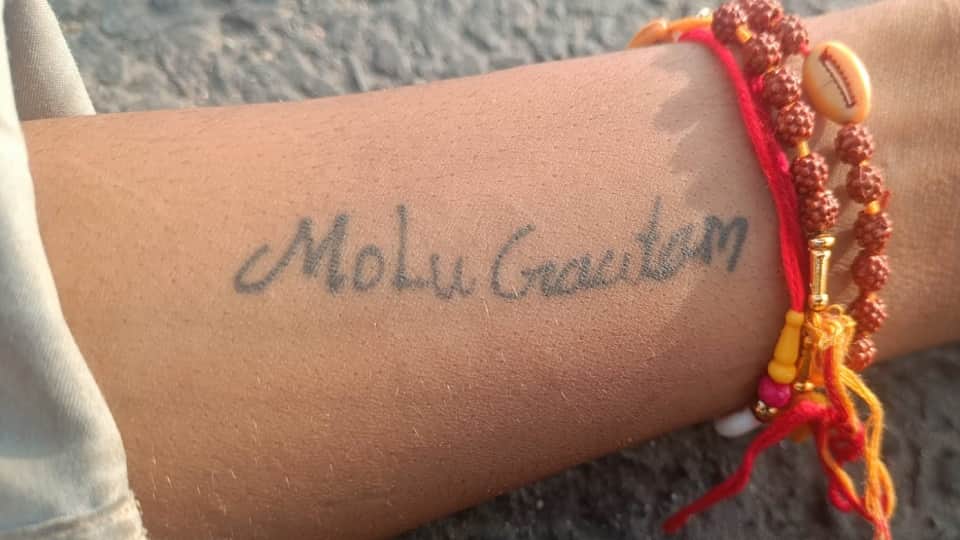 Unidentified ody Found Near Agra-Lucknow Expressway Toll Plaza Molu Gautam Written on Hand