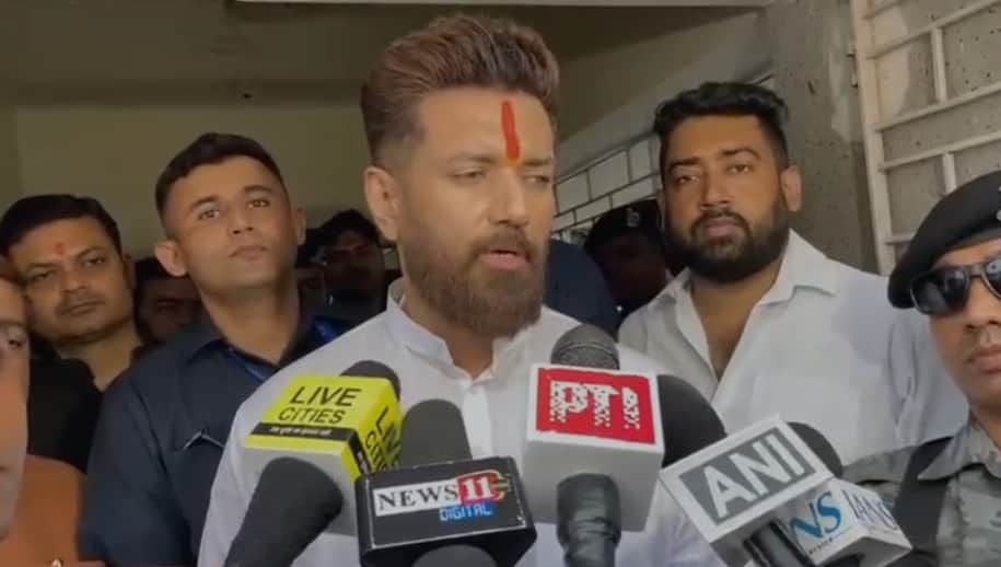 आरक्षण के मुद्दे पर मीडिया से बात करते हुए चिराग पासवान।