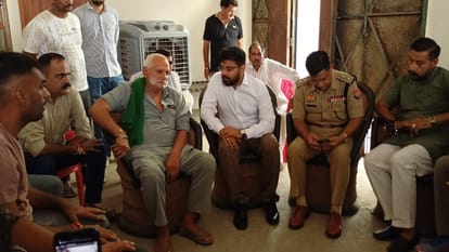 अंकित के परिजनों से मिलते डीएम और एसएसपी।