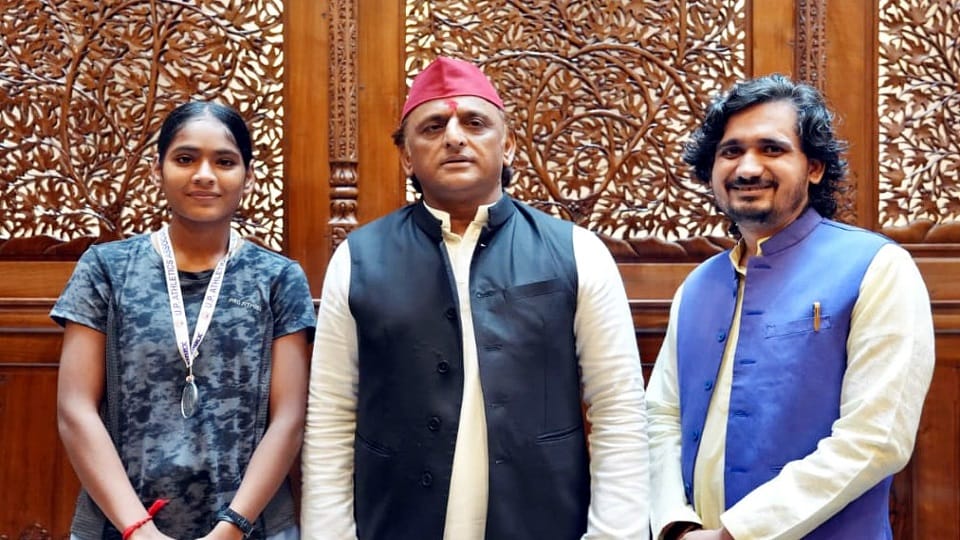 अखिलेश यादव संग अंबिका वर्मा