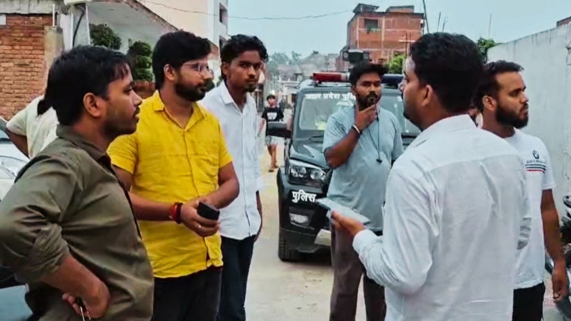 अस्पताल के बाहर नाराज परिजन।