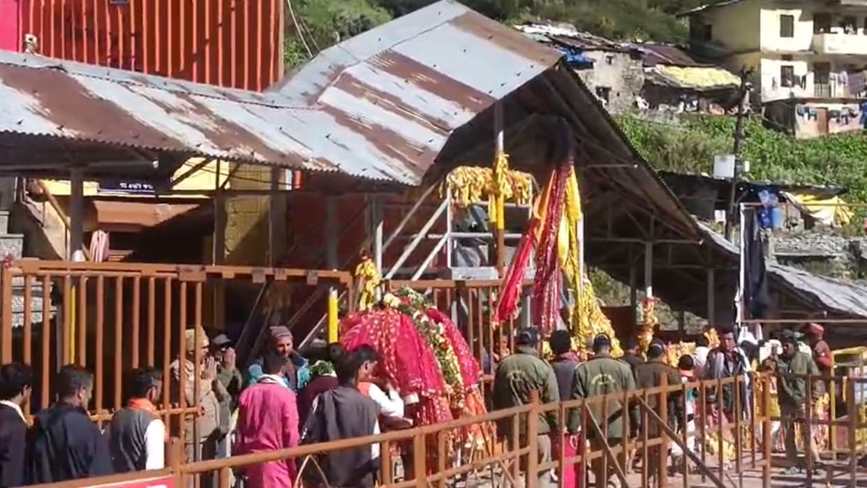 Mother Indramati palanquin arrived at Badrinath Dham after 15 years devotees welcomed it with flower garlands