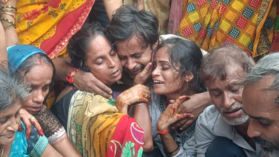 बिलखते परिजन