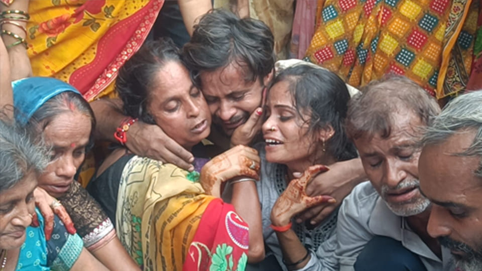 बिलखते परिजन