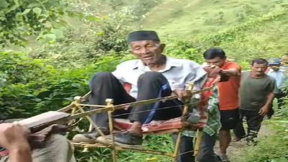 Villagers carried sick elderly man on a stretcher and ran on a dilapidated road in Ganai Gangoli Pithoragarh