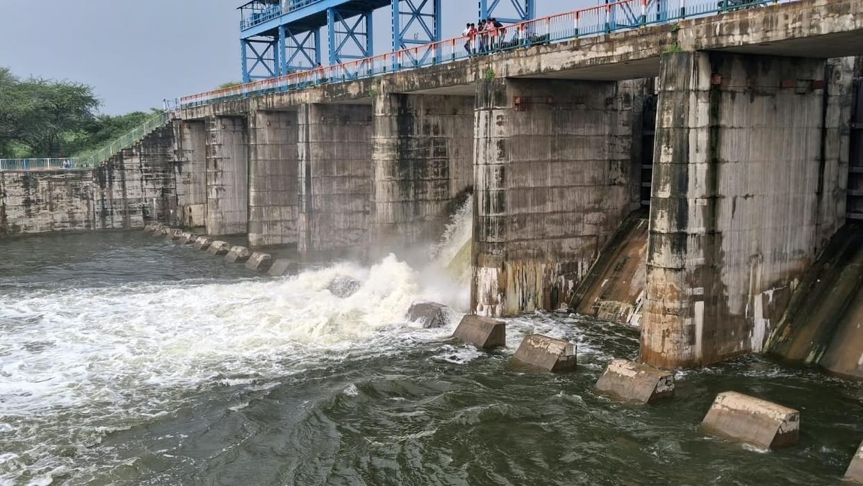 Jhansi: Rapid rise in Betwa water level continues; 84,400 cusecs of water released.