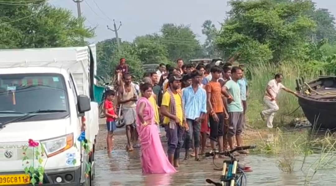 बाढ़ के पानी में सेल्फी और मौज-मस्ती करना पड़ा भारी।