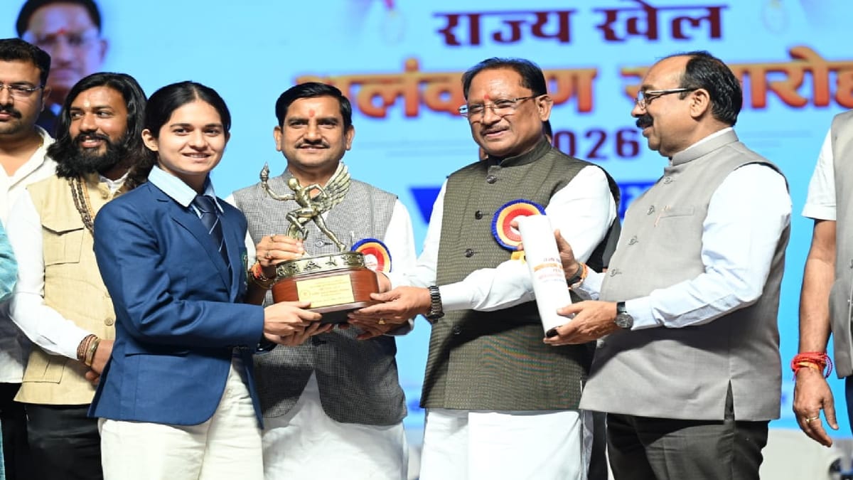 राज्य खेल अलंकरण समारोह: सीएम  साय ने 126 खिलाड़ियों और प्रशिक्षकों को किया सम्मानित, नगद रु भी किया ट्रांसफर